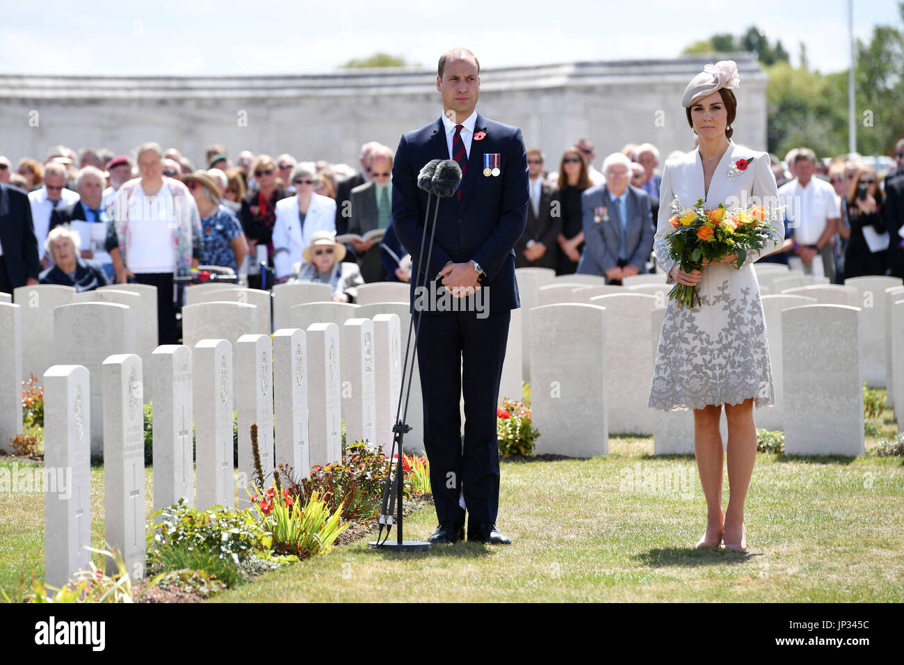 Der Herzog und die Herzogin von Cambridge legen Blumen am Grab des unbekannten Soldaten am Tyne Cot Commonwealth War Graves Cemetery in Ypern, Belgien, an eine Gedenkfeier anlässlich die Hundertjahrfeier von Passchendaele. Stockfoto