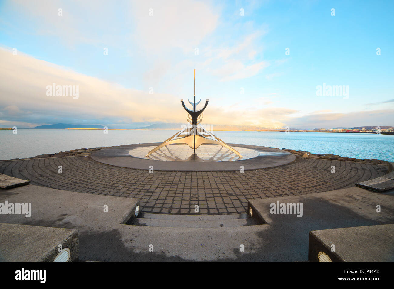 REYKJAVIK, Island - 13. Februar 2017: Solar Voyager (Isländisch: Sólfar) ist ein Wikinger-Schiff-Denkmal. Skulptur von Jón Gunnar Árnason. Stockfoto