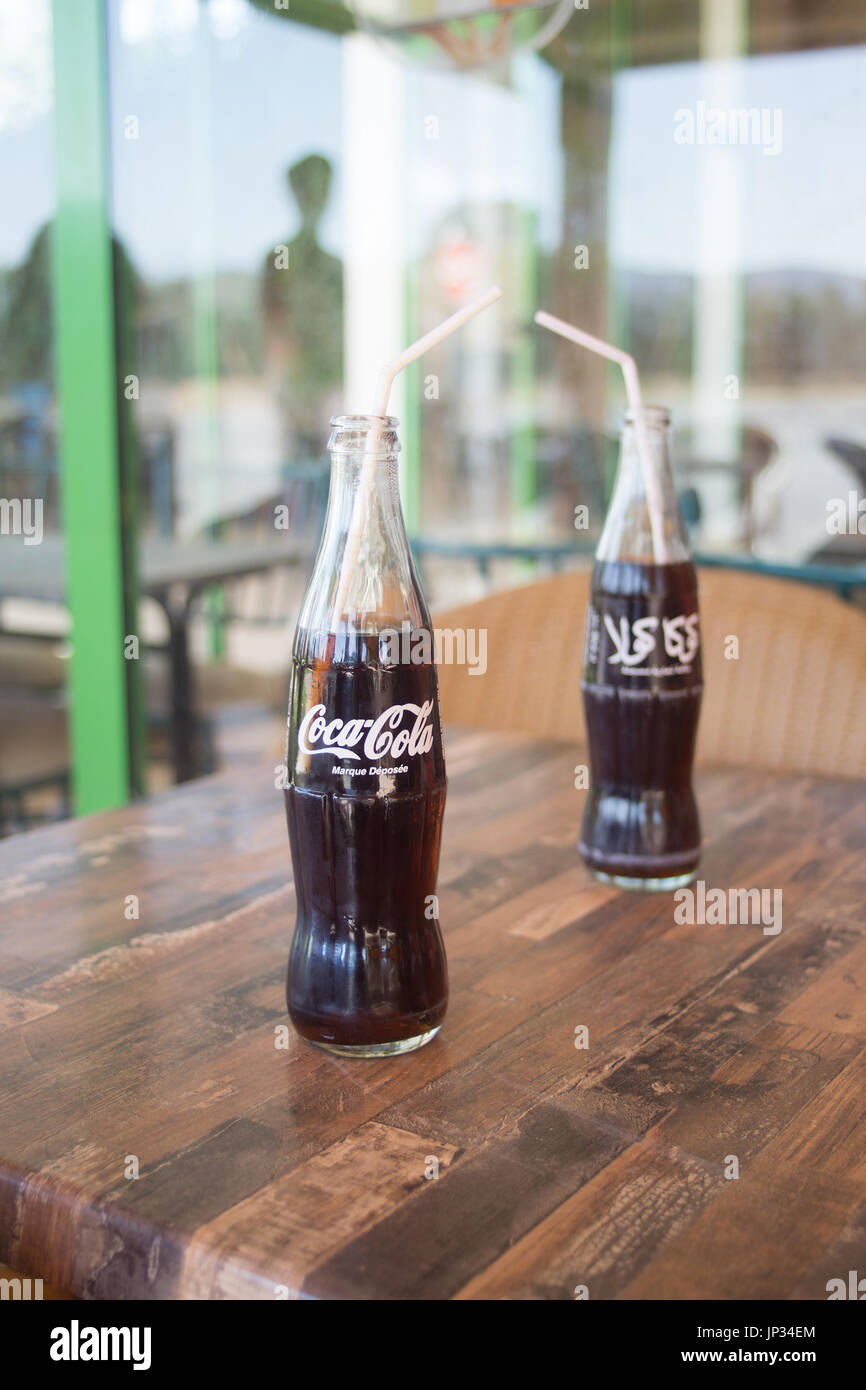 Zwei marokkanische Coca Cola-Flaschen auf einem Tisch im Freien. Stockfoto