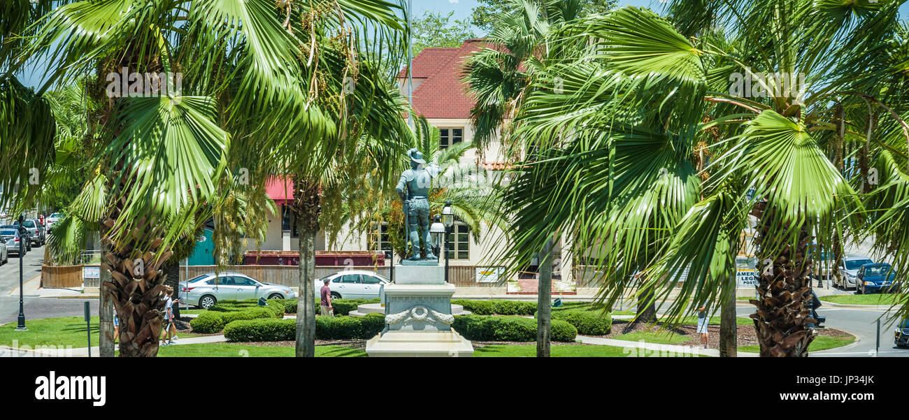 Palmen umgeben die Statue von Ponce de León, der entlang Highway A1A Verfassung Plaza im historischen St. Augustine, Florida, USA steht. Stockfoto