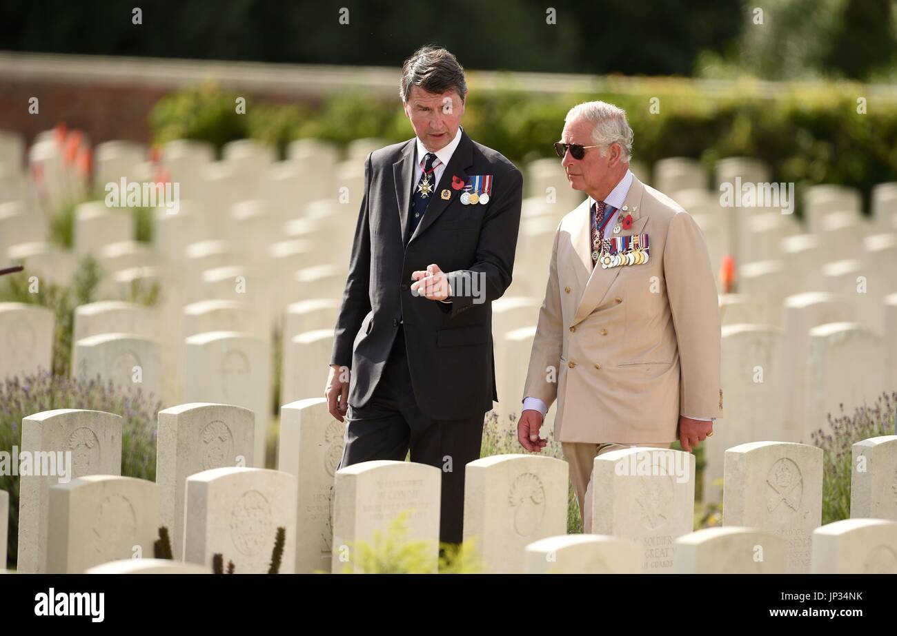 Vice-Admiral Sir Timothy Laurence und der Prince Of Wales während einer Kranzniederlegung Zeremonie auf dem Artillery Wood Cemetery in Ypern, Belgien, anlässlich die Hundertjahrfeier von Passchendaele. Stockfoto