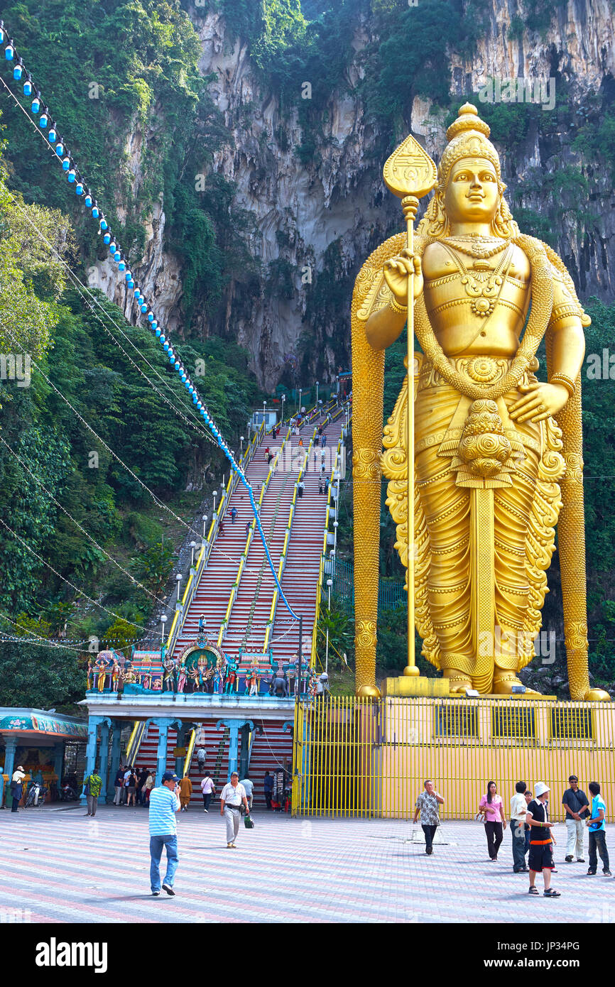 Die weltweit höchsten Statue (140 Fuß) der hinduistischen Gottheit Lord Murugan Bewachung der Treppe und Eingang zu den Batu Höhlen in Kuala lumpur Stockfoto