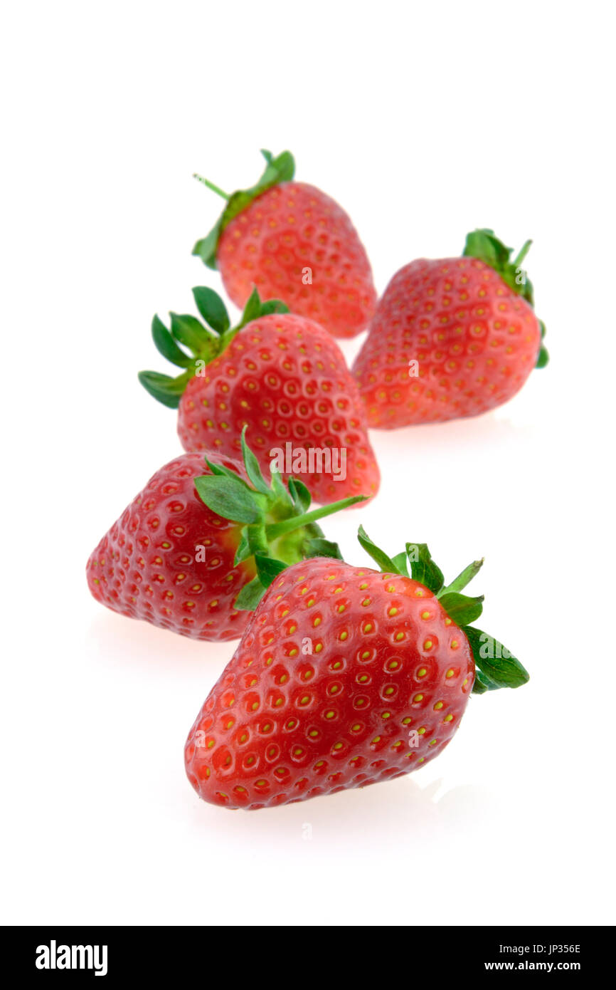 Fünf frische Erdbeeren auf weißem Hintergrund isoliert Stockfoto