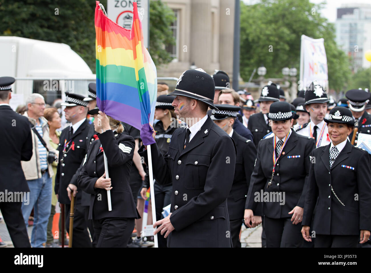 Merseyside Polizisten, die Teilnahme an der Liverpool Pride parade durch Liverpool Stadtzentrum 2017 Stockfoto