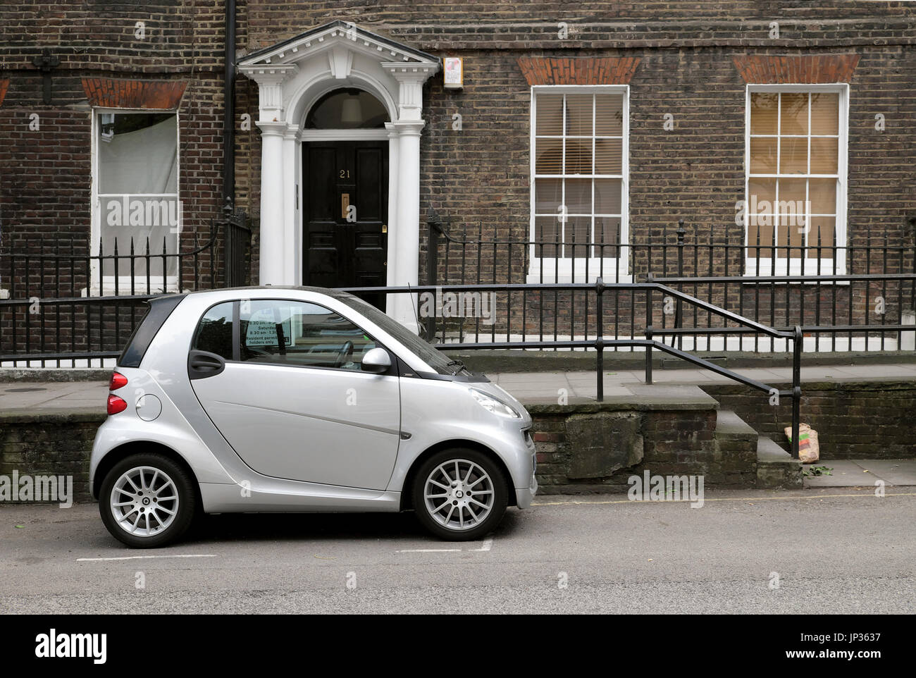 Silber Kraftstoffverbrauch Smart Auto außerhalb einer Georgian House in London N1 UK KATHY DEWITT geparkt Stockfoto