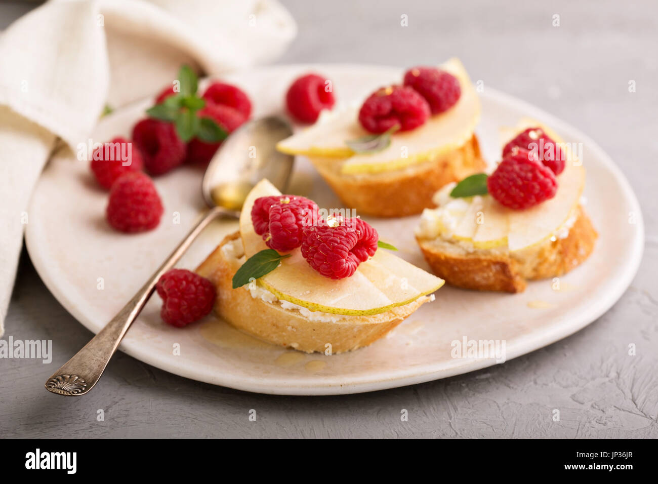 Offenen konfrontiert Sandwiches mit Käse, frischen Birnen und Himbeeren Stockfoto