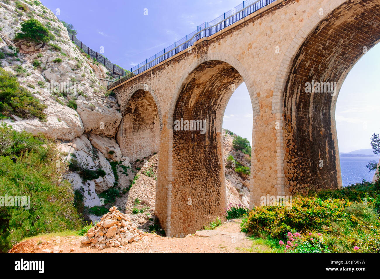 Nahaufnahme einer Eisenbahnbrücke im Estaque-Gebirge am Cote Bleue am Mittelmeer, Provence Frankreich Stockfoto