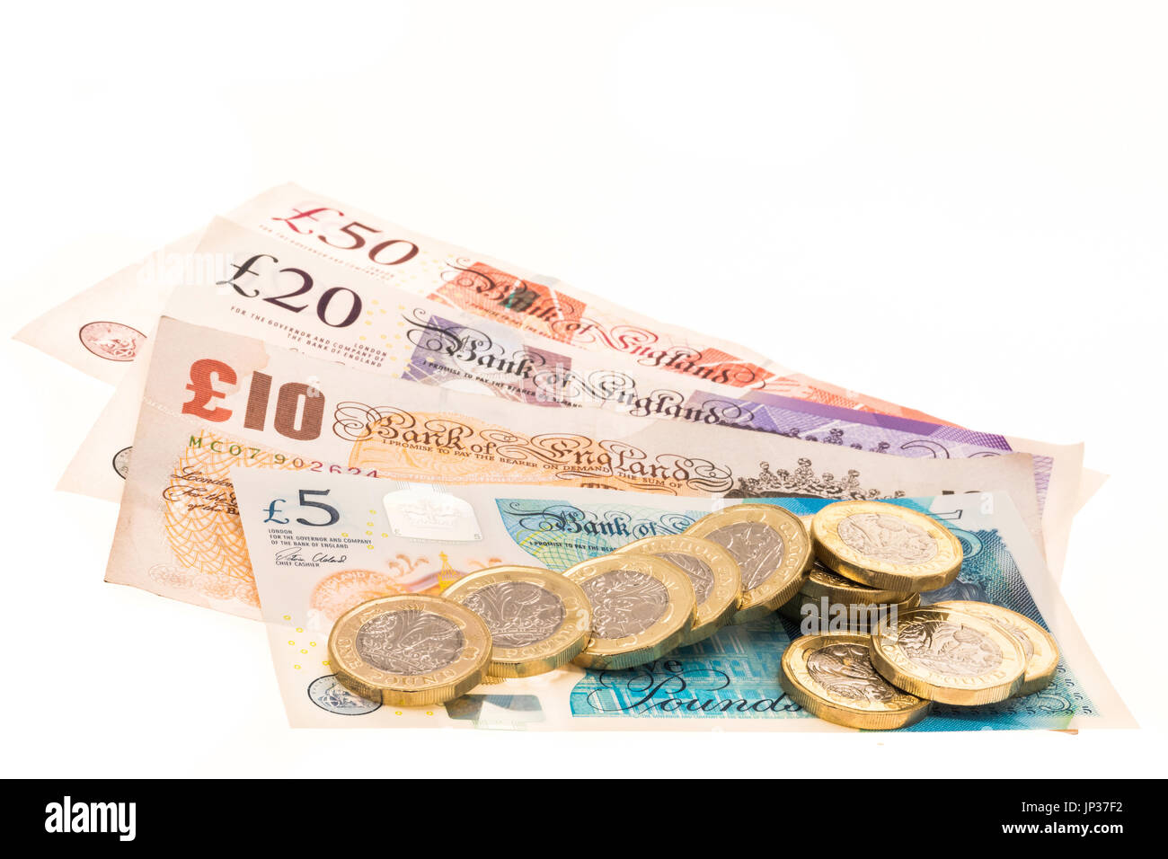 Britische Banknoten und ein Pfund Münzen - Studio gedreht mit weißem Hintergrund Stockfoto