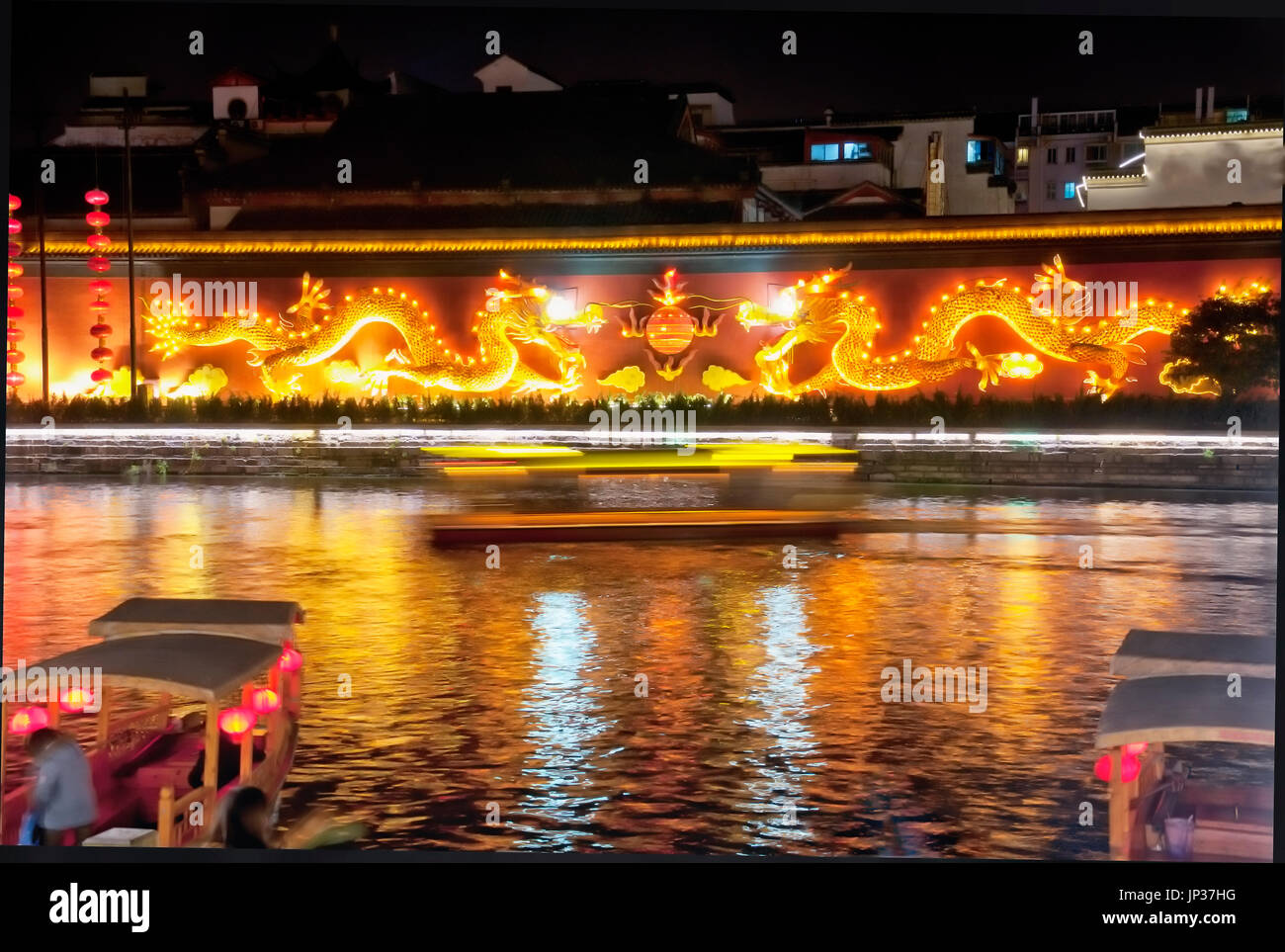 Goldene Drachen an der Wand leuchtet in der Nacht in der Stadt Nanjing an einem sonnigen Wintertag in der Qinhuai Flusses landschaftlich reizvollen Gegend in der Provinz Jiangsu China. Stockfoto