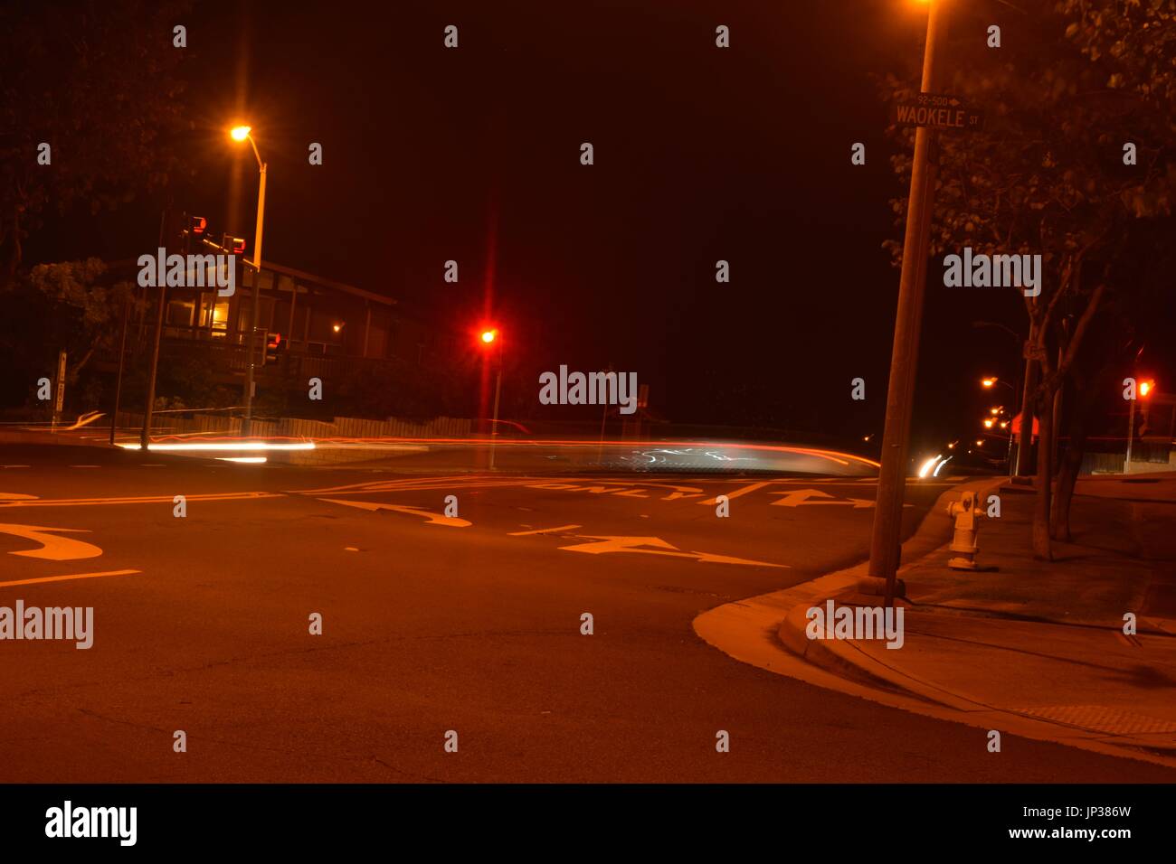 Langzeitbelichtung der Straßen fangen Autolichter als Streifen. Stockfoto