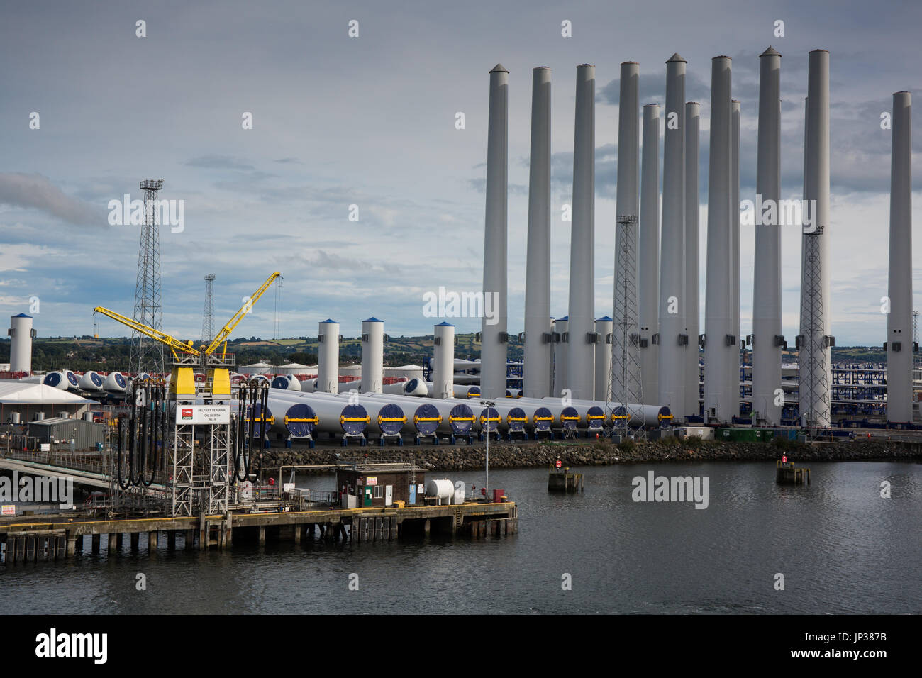 Schwimmende Wind Farm Teile Belfast dock warten auf Lieferung und Montage. Stockfoto