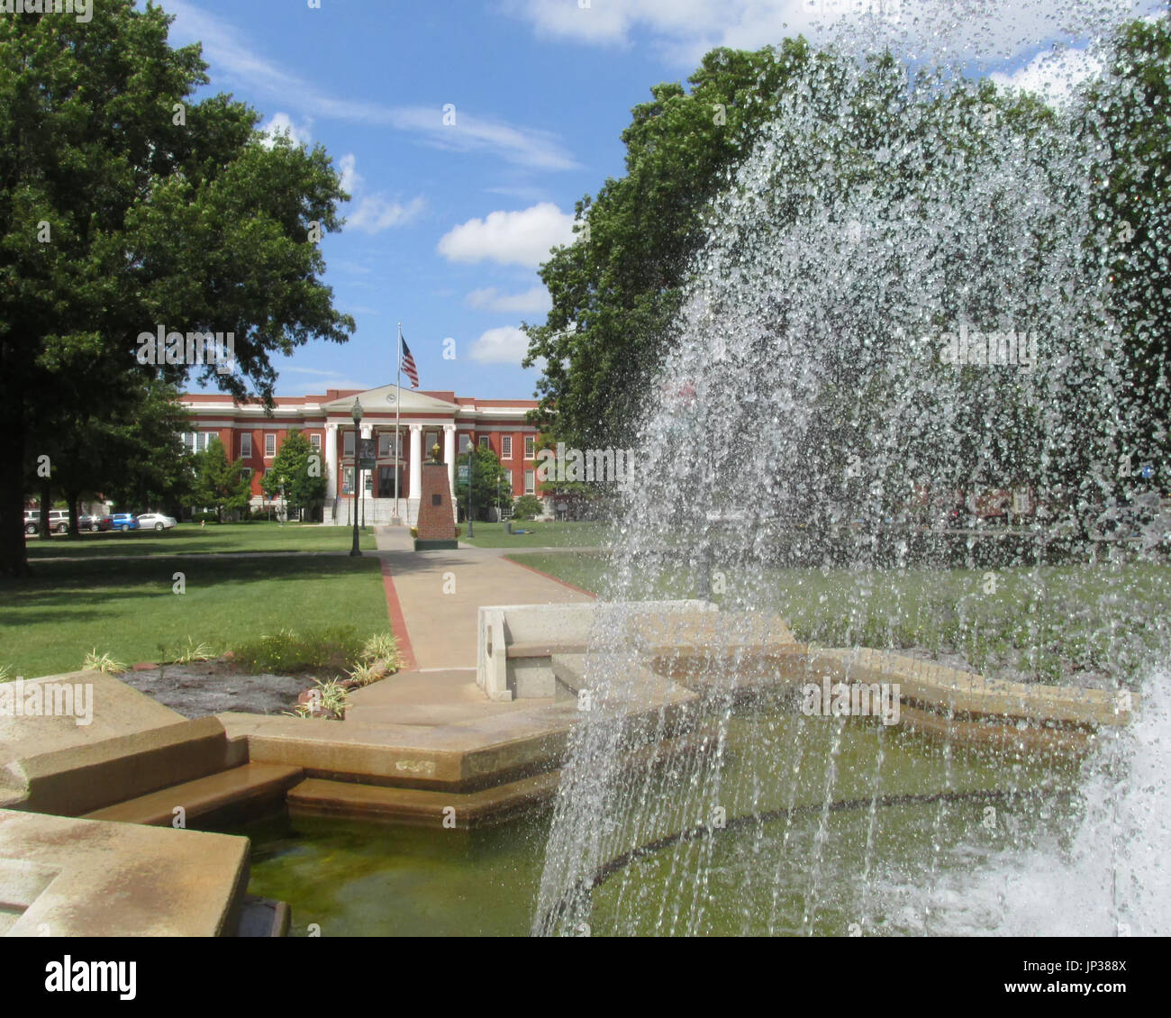 Shawnee-Halle auf dem Oval Gebäude sitzt im Hintergrund mit dem Brunnen vorne am Oklahoma Baptist University. Stockfoto