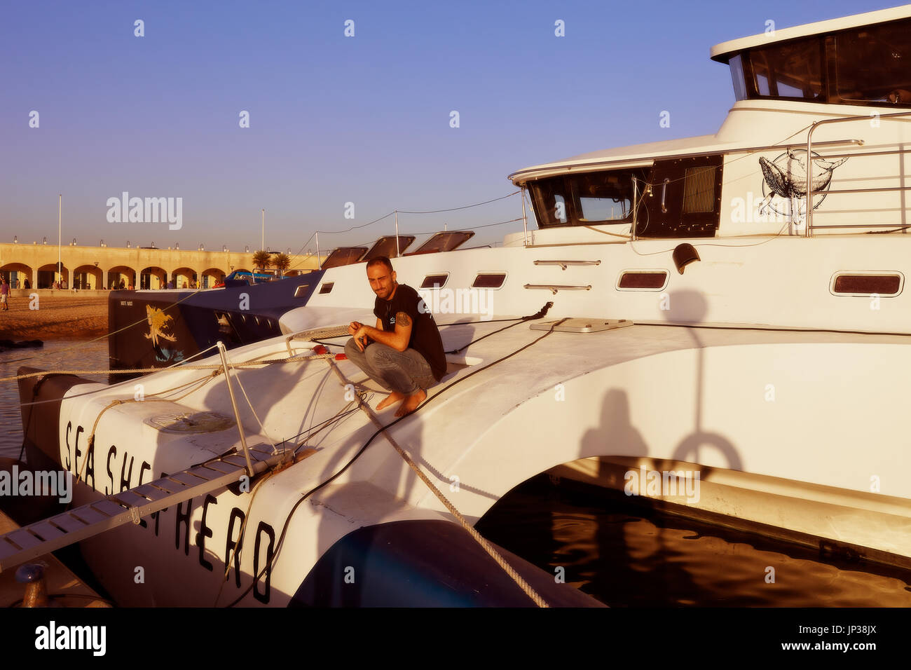 OSTIA, Latium, Italien - Oktober 18, 2014: Der trimaran von Sea Shepherd Brigitte Bardot Docks im Hafen von Ostia. Stockfoto