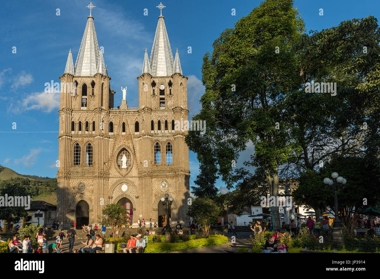 Kirche in der Altstadt einer Kleinstadt Jardin in den Anden. Kolumbien, Südamerika Stockfoto