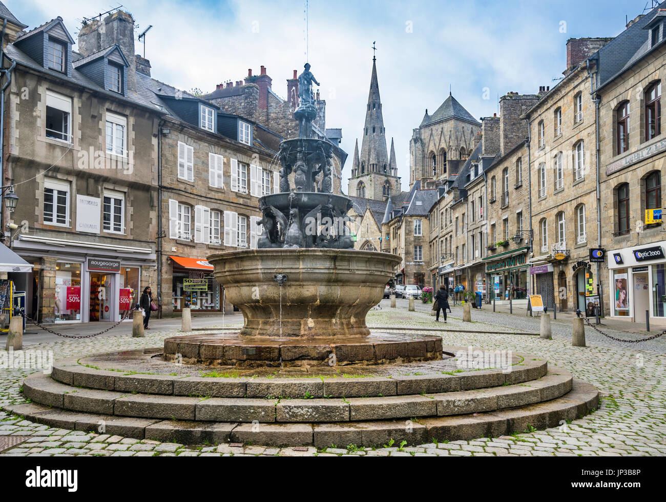 Frankreich, Bretagne, Côtes-d ' Armor-Abteilung, Guingamp, Fontaine De La Plomée am Place du Centre im historischen Zentrum von Guingamp Stockfoto