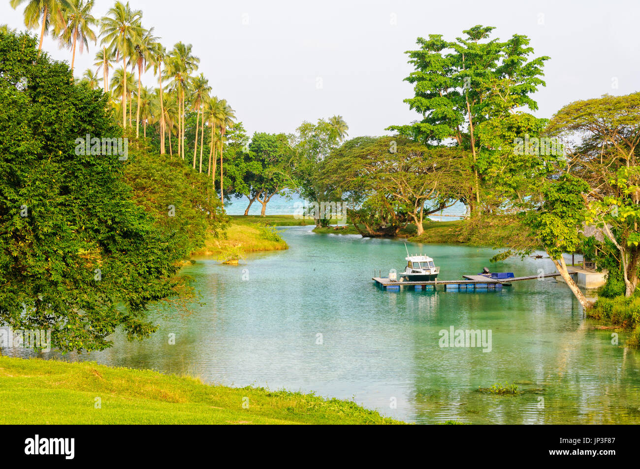 Boot in das blue Hole in Velit Schach - Espiritu Santo, Vanuatu Stockfoto