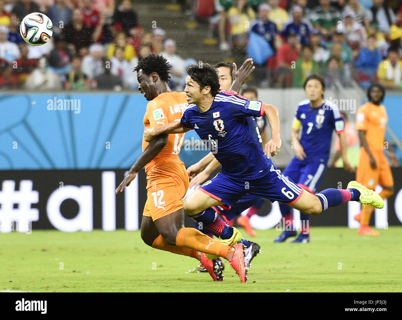 RECIFE, Brasilien - Côte d ' Ivoire Wilfried Bony (12) punktet mit einem Kopfball nach dem Aufstehen vor Japans Masato Morishige (6) in der zweiten Hälfte ein World Cup Gruppe C bei Arena Pernambuco in Recife, Brasilien, am 14. Juni 2014 übereinstimmen. Elfenbeinküste 2: 1 gewonnen. (Kyodo) Stockfoto