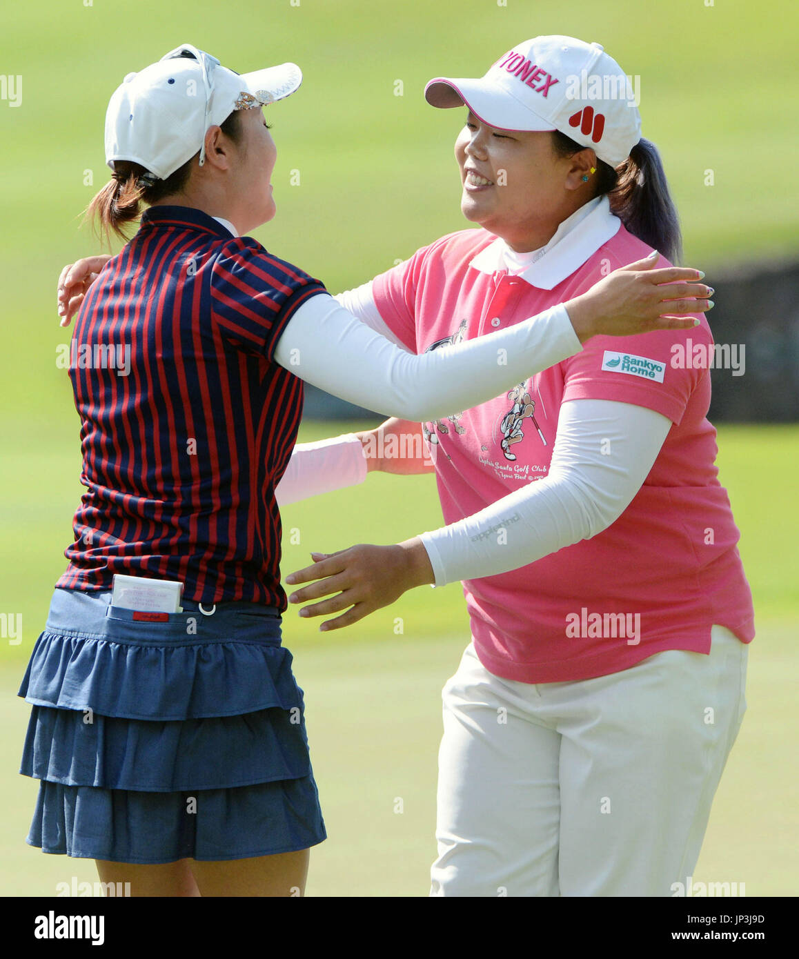 KOBE, Japan - Ahn-Sun-Ju (R) der Republik Korea und Akane Iijima von Japan Hug nach Abschluss der letzten Runde der Suntory Ladies Open Golfturnier im Rokko Kokusai Golf Club in Kobe am 15. Juni 2014. Ahn gewann das Turnier und Iijima wurde Zweiter. (Kyodo) Stockfoto