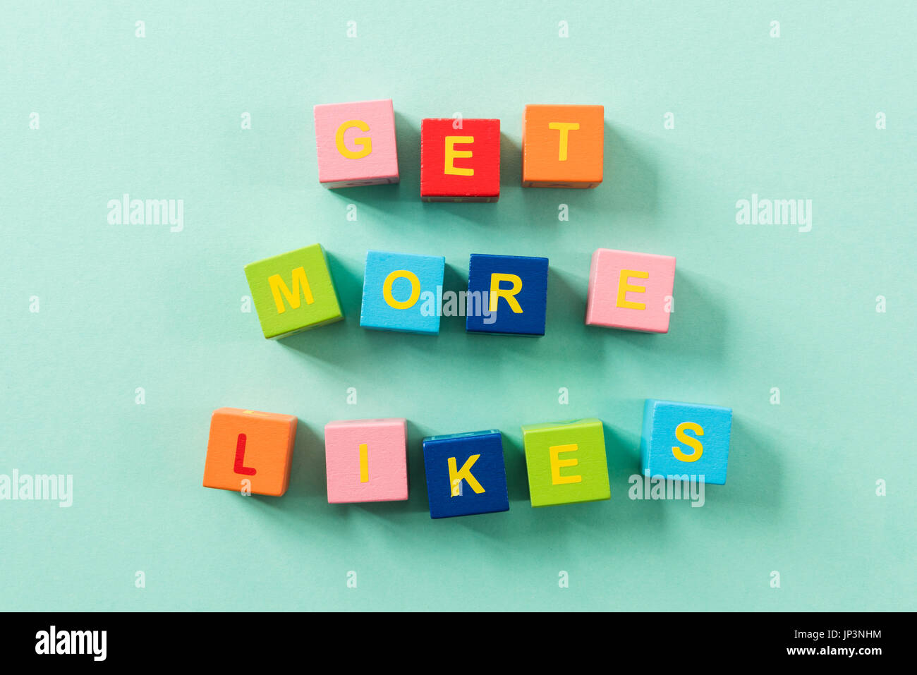 Draufsicht der bunten Würfel mit Text bekommen mehr likes Stockfoto