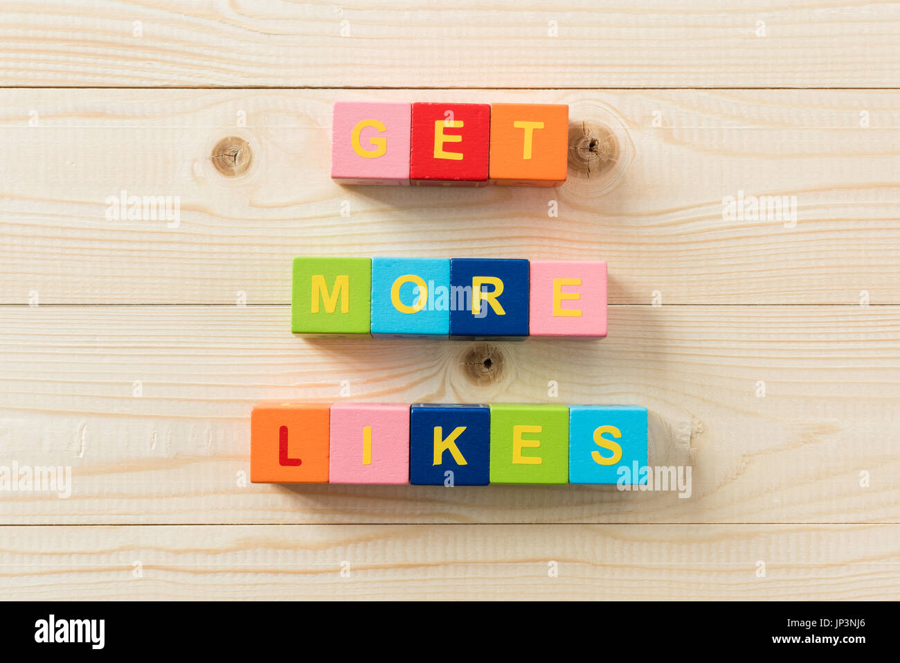 Draufsicht der bunten Würfel mit Text bekommen mehr likes Stockfoto