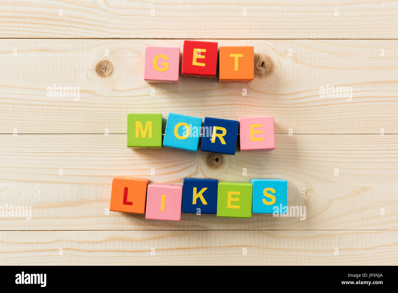 Draufsicht der bunten Würfel mit Text bekommen mehr likes Stockfoto