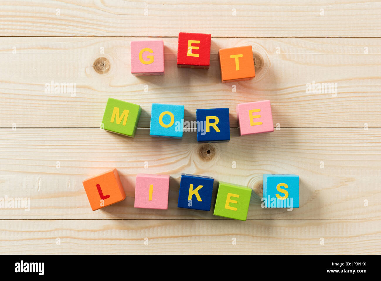Draufsicht der bunten Würfel mit Text bekommen mehr likes Stockfoto