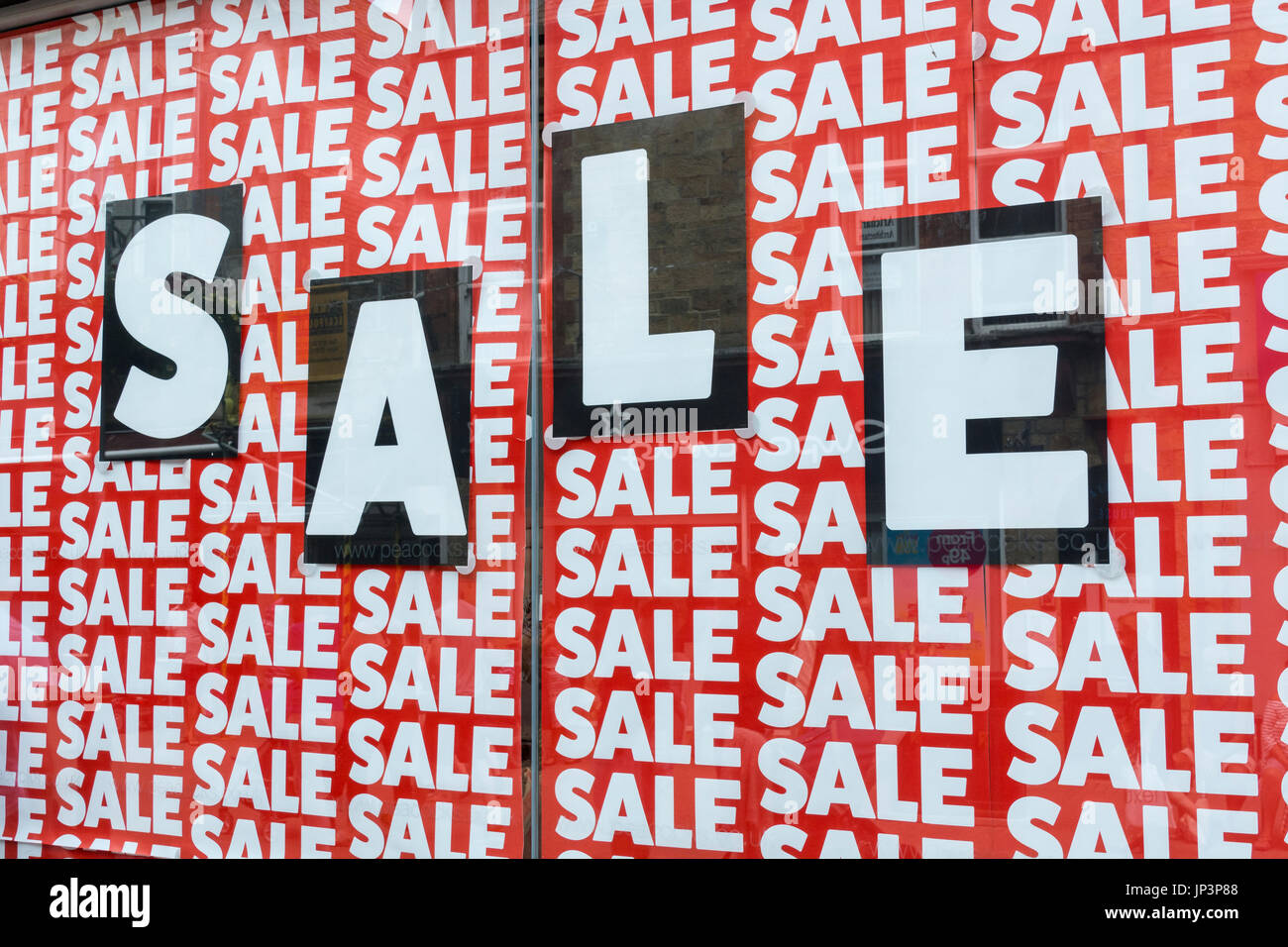 Tod von der High Street Metapher/Konzept - Rot und Schwarz Verkauf Zeichen/Poster im Schaufenster. High Street Krise, hohe Straße quetschen. Stockfoto