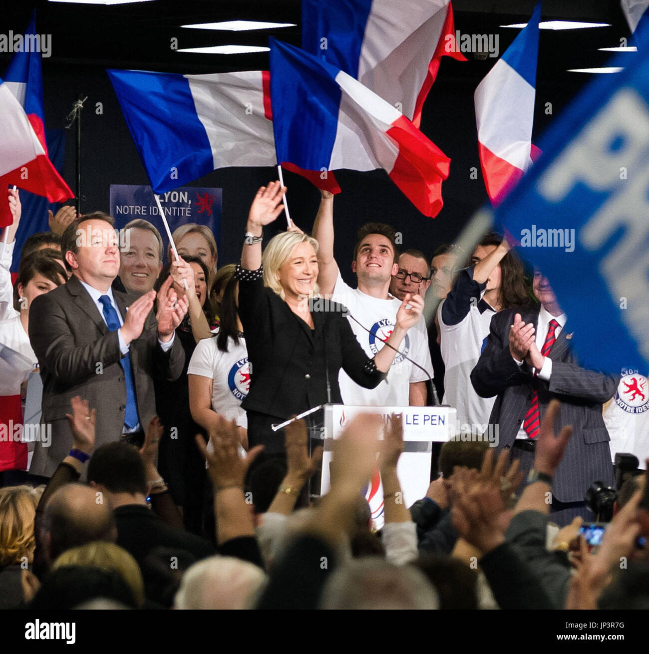 LYON, Frankreich - Marine Le Pen (C), Leiter der französischen rechtsextremen Front National Party, Wellen, Unterstützer bei der Party-Rallye in Lyon, Frankreich, am 1. März 2014. (Kyodo) Stockfoto