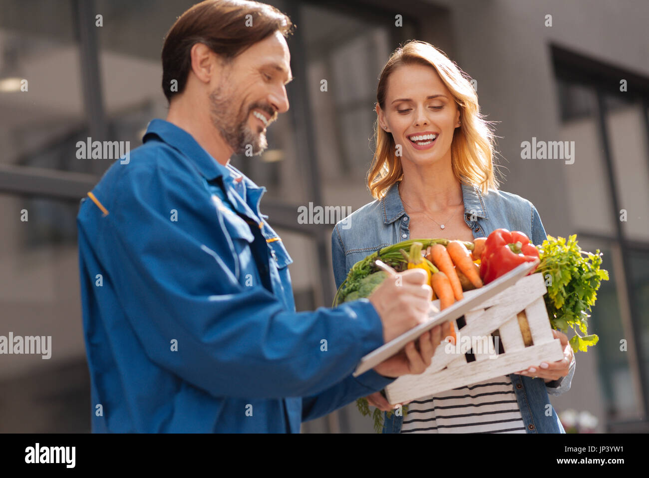 Lebendige echte Kerl glücklich mit netten Leuten Stockfoto