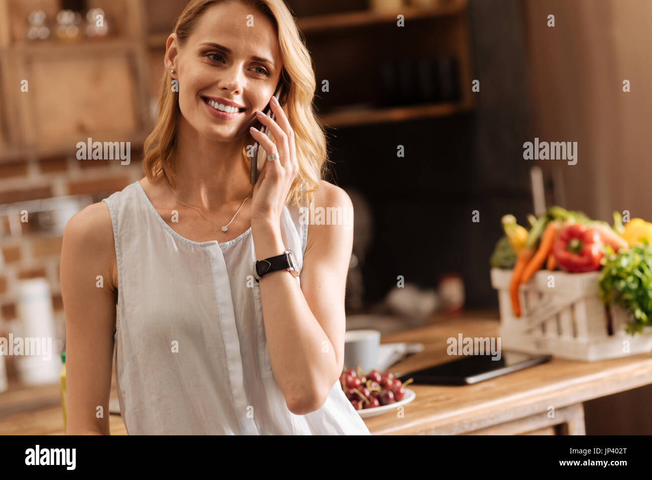 Inspiriert lebhafte Frau mit jemandem sprechen Stockfoto