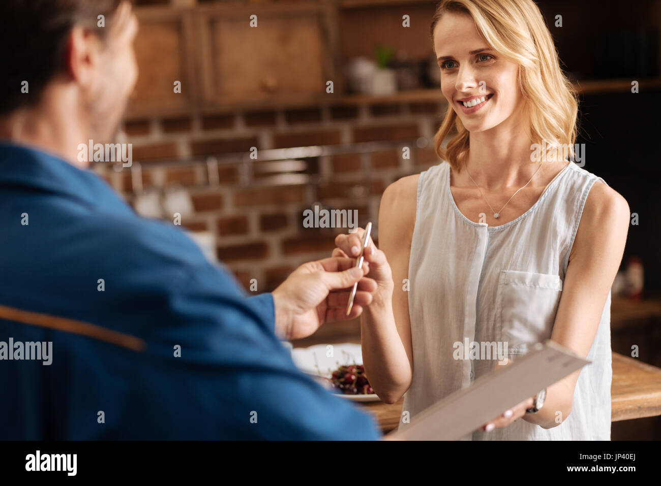 Galant netter Kerl geben Stift an die Dame Stockfoto