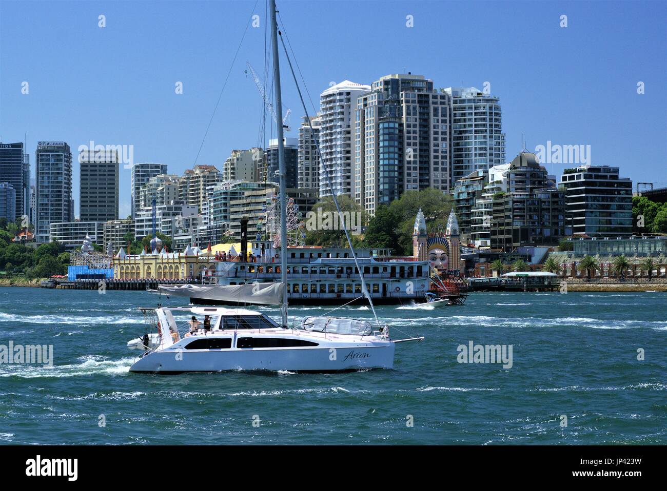 Blick auf Sydney Hafen, Yacht, Wolkenkratzer, Meer, Vergnügungspark Stockfoto