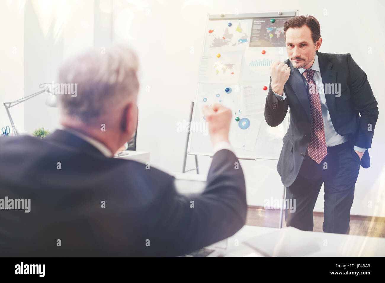 Emotional engagierten Geschäftsmann mit seinem Kollegen kämpfen Stockfoto