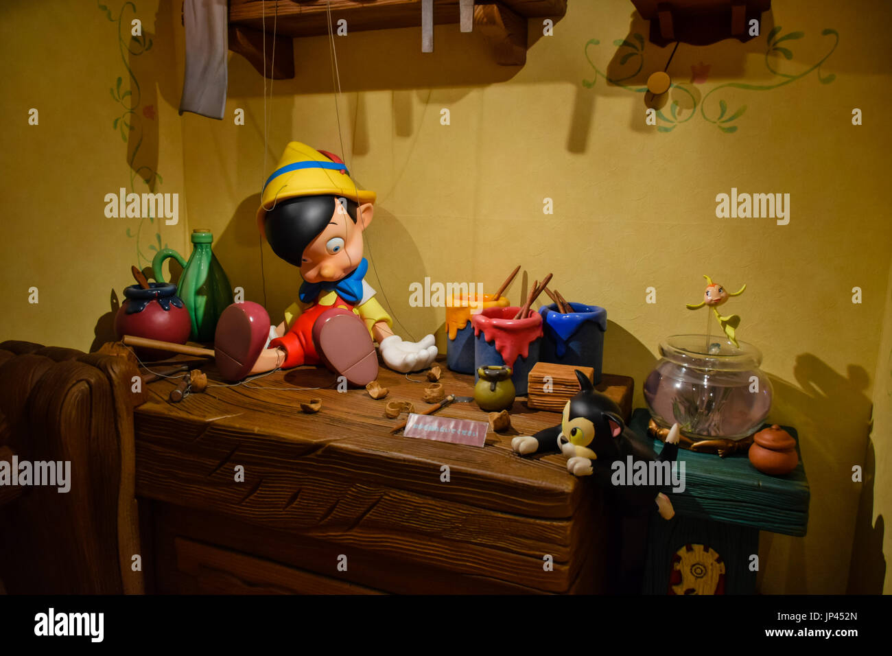 TOKYO, Japan - 14. Mai: Gepetto's House mit Pinocchio auf dem Tisch Anzeige im Disneystore in Shibuya, Tokio Stockfoto
