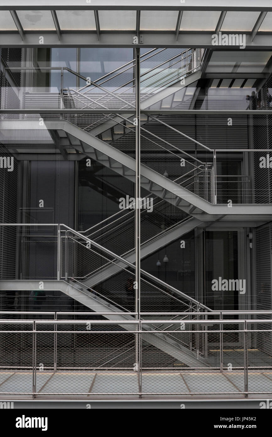 Stahl-Treppe in Symmetrie in Botin Zentrum (Santander, Kantabrien, Spanien). Stockfoto