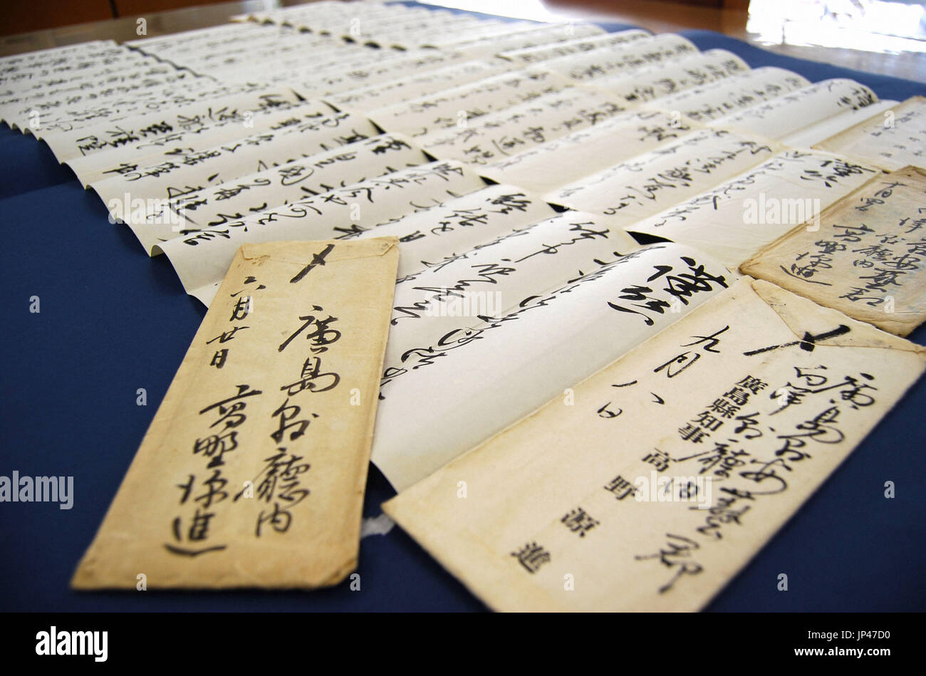 HIROSHIMA, Japan - Foto, aufgenommen am 17. März 2014, zeigt vier Briefe zwischen Juni und Oktober 1945 Genshin Takano (1895-1969), der Gouverneur von Hiroshima, wenn die Vereinigten Staaten am 6. August 1945 die Atombombe auf die japanische Stadt abwarfen. Die Briefe wurden in der Präfektur Hiroshima-Archiv entdeckt. (Kyodo) Stockfoto
