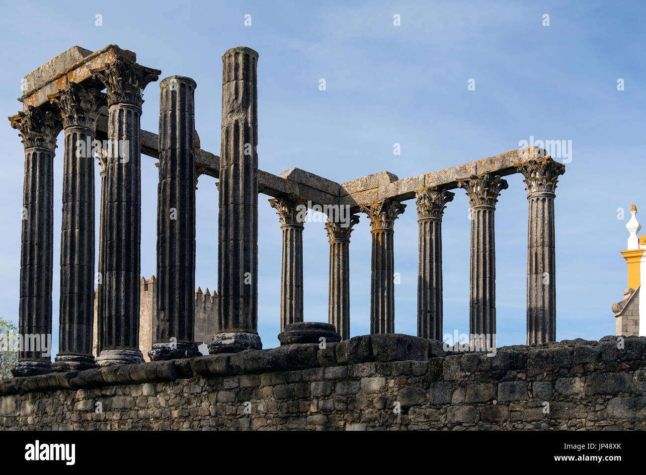 Der Roman Temple in der Stadt Evora in Portugal. Der Tempel stammt aus dem 2. Jahrhundert n. Chr.. Evora ist ein UNESCO-Weltkulturerbe. Stockfoto