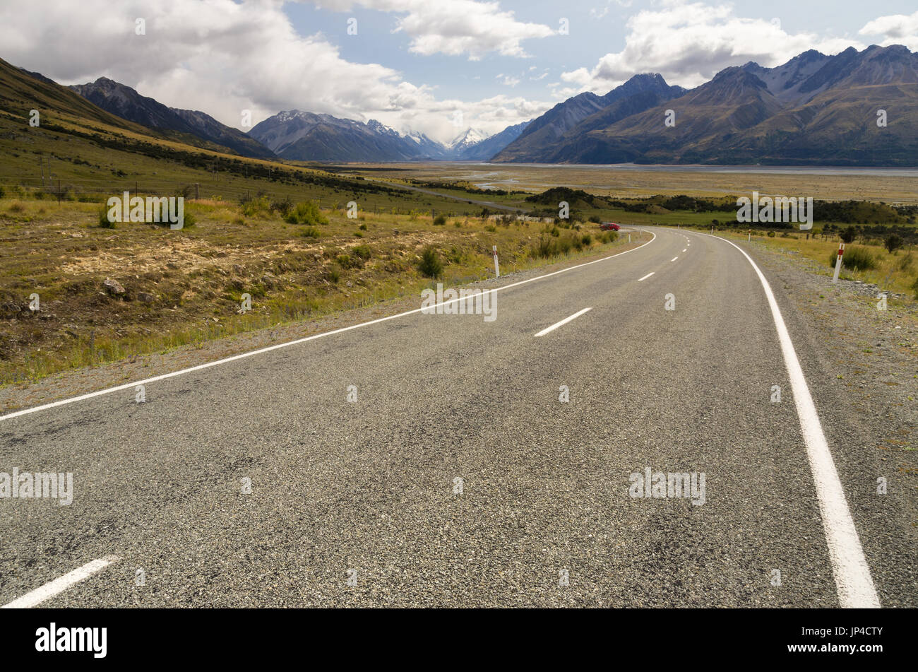 Die Straße führt in Richtung der Berge des Mount Cook/Aoraki-Nationalpark, Südinsel, Neuseeland Stockfoto