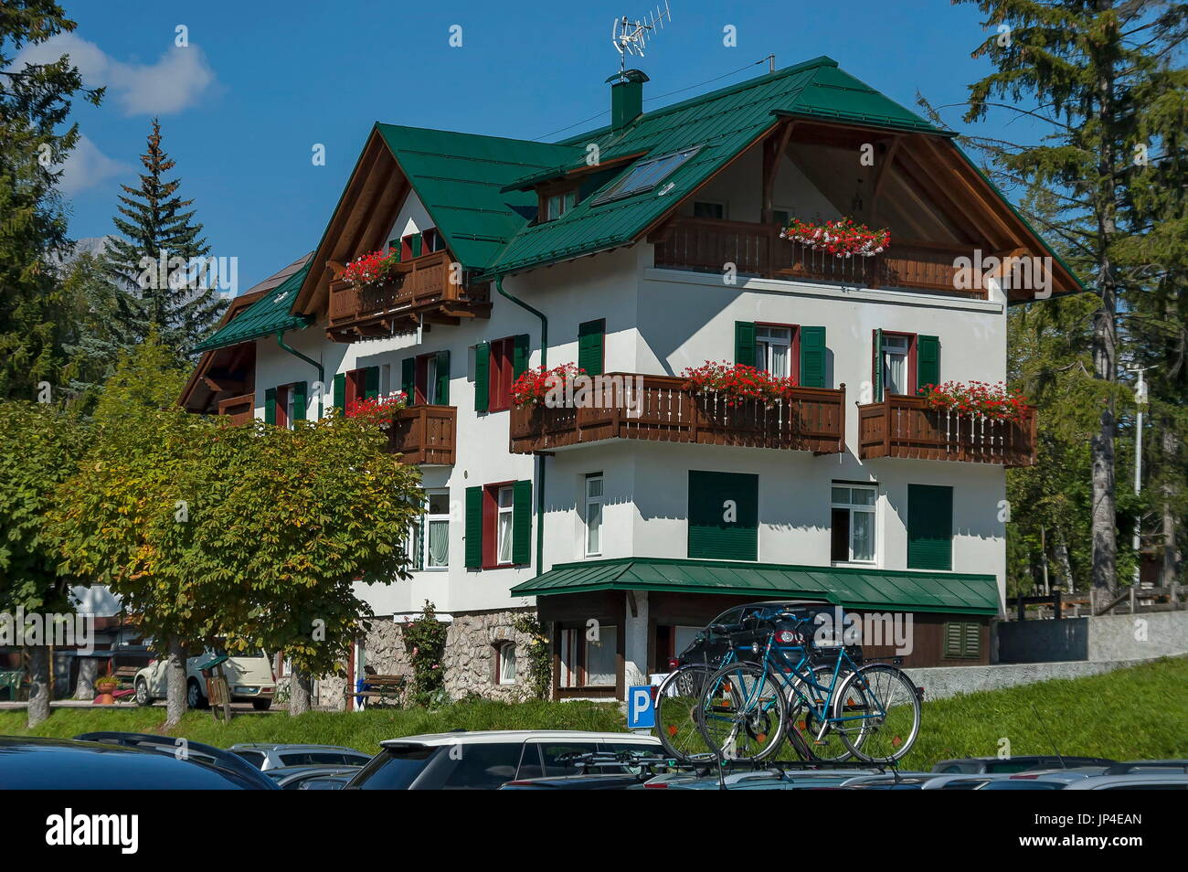 Herbstliche Corso Italia, der Hauptstraße in der Stadt Zentrum, Cortina d ' Ampezzo, Dolomiten, Alpen, Veneto, Italien, Europa Stockfoto