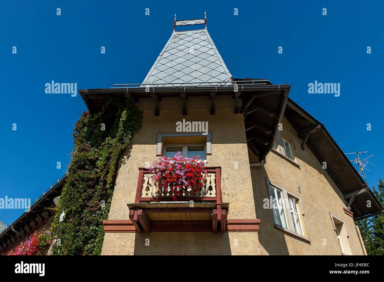 Herbstliche Corso Italia, der Hauptstraße in der Stadt Zentrum, Cortina d ' Ampezzo, Dolomiten, Alpen, Veneto, Italien, Europa Stockfoto