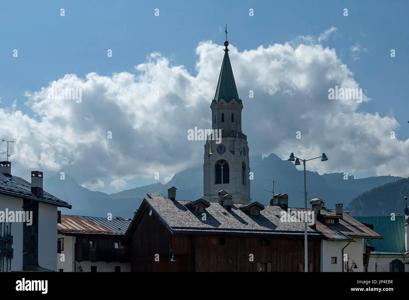 Herbstliche Corso Italia, die Kirche oder Synagoge im Zentrum von Cortina d ' Ampezzo, Dolomiten, Alpen, Veneto, Italien, Europa Stockfoto