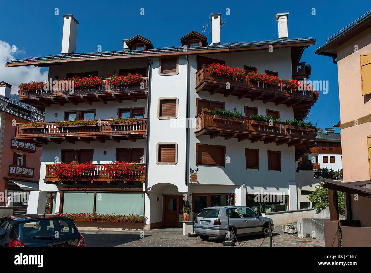 Herbstliche Corso Italia, der Hauptstraße in der Stadt Zentrum, Cortina d ' Ampezzo, Dolomiten, Alpen, Veneto, Italien, Europa Stockfoto