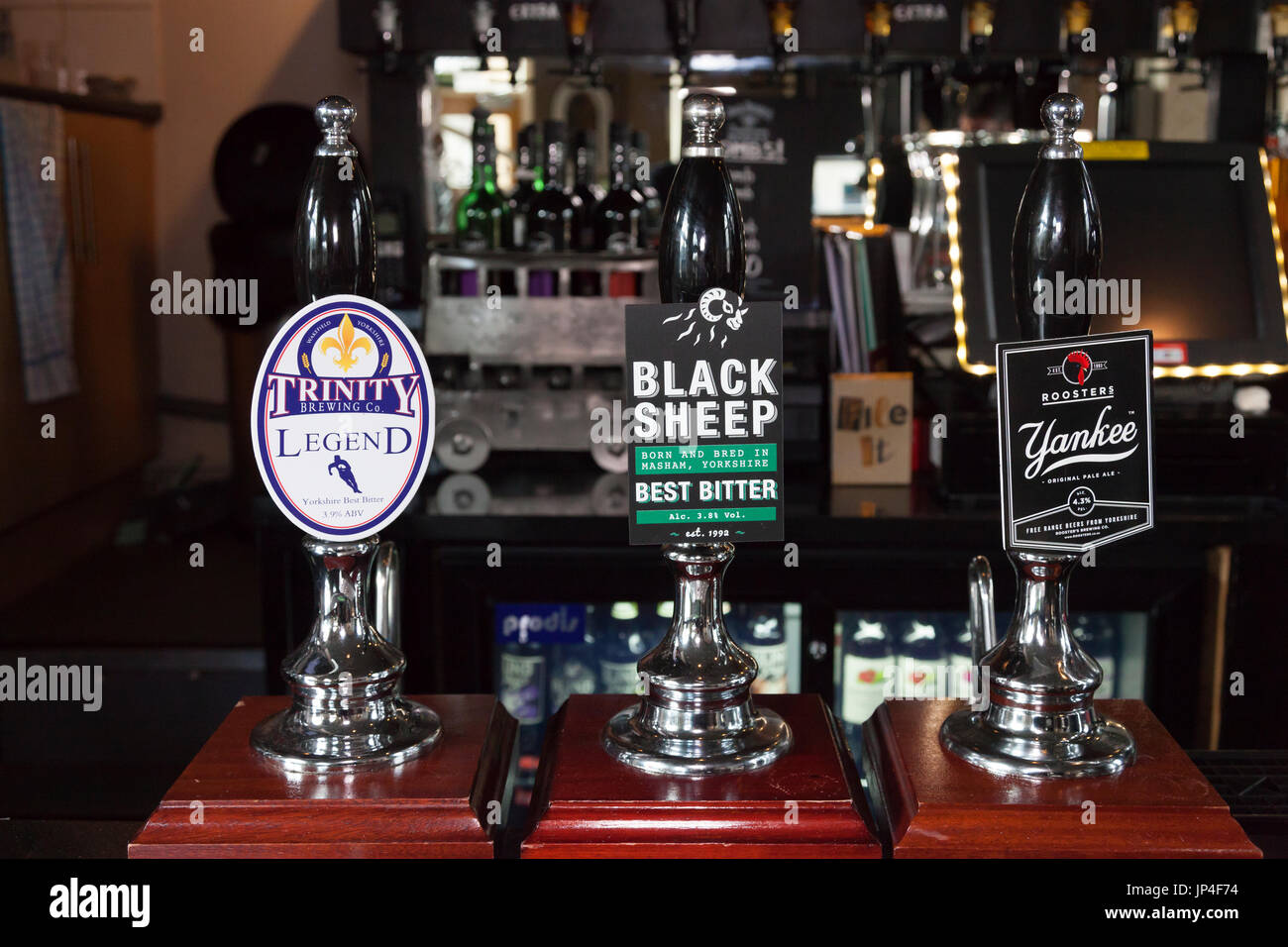 Bier Pumpen in einem lokalen Pub, Sowerby Bridge, West Yorkshire Stockfoto