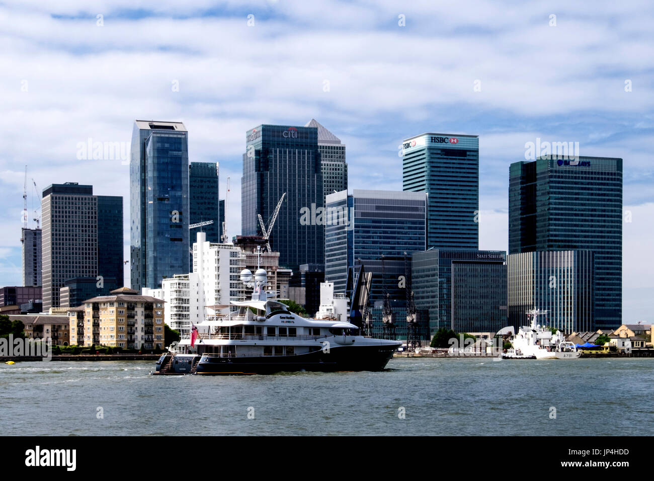 London, Canary Wharf, West India Dock Brücke auslöst, um Schiffe zu betreten. Hohe Wolkenkratzer Bankgebäuden des Finanzviertels, Barclays, HSBC & Citi. Stockfoto