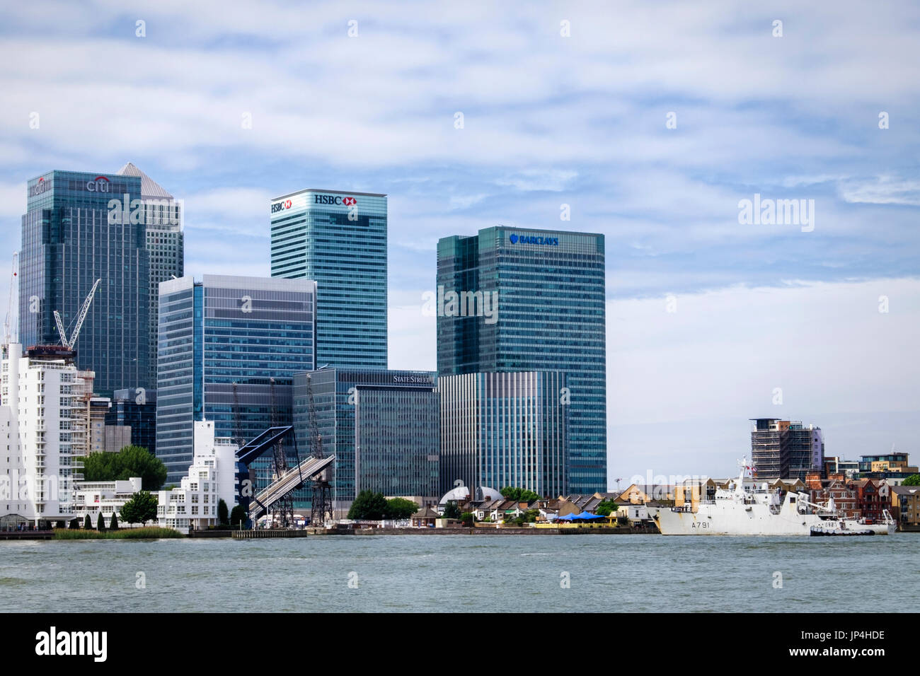 London, Canary Wharf, West India Dock Brücke auslöst, um Schiffe zu betreten. Hohe Wolkenkratzer Bankgebäuden des Finanzviertels, Barclays, HSBC & Citi. Stockfoto