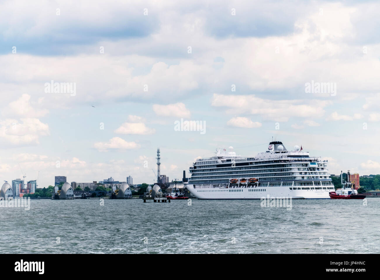 England, London, Themse Barrier.MV Viking Cruise Ship wartet Thames Barrier Hochwasserabwehr passieren, wie es geht London.Cruise Liner verlassen London Stockfoto