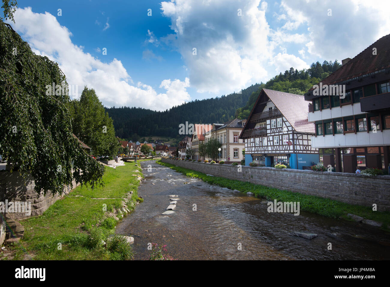 Blick entlang des Flusses Kinzig in Schiltach Stockfoto