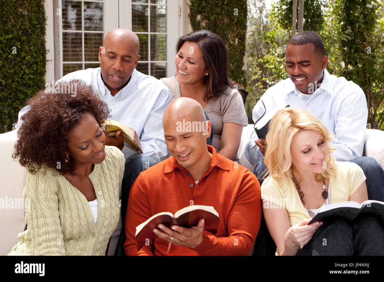 Die kleine Gruppe Frauen Bible Study. Multikulturelle Kleingruppe. Stockfoto