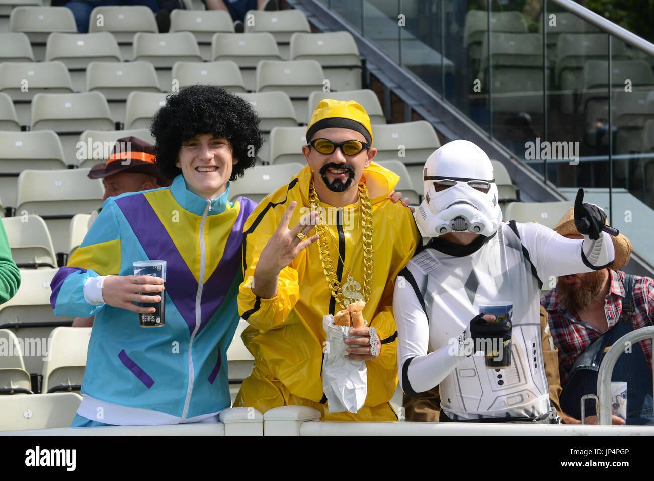 Cricket-fans Fans verkleidet in Edgbaston Warwickshire Stockfoto