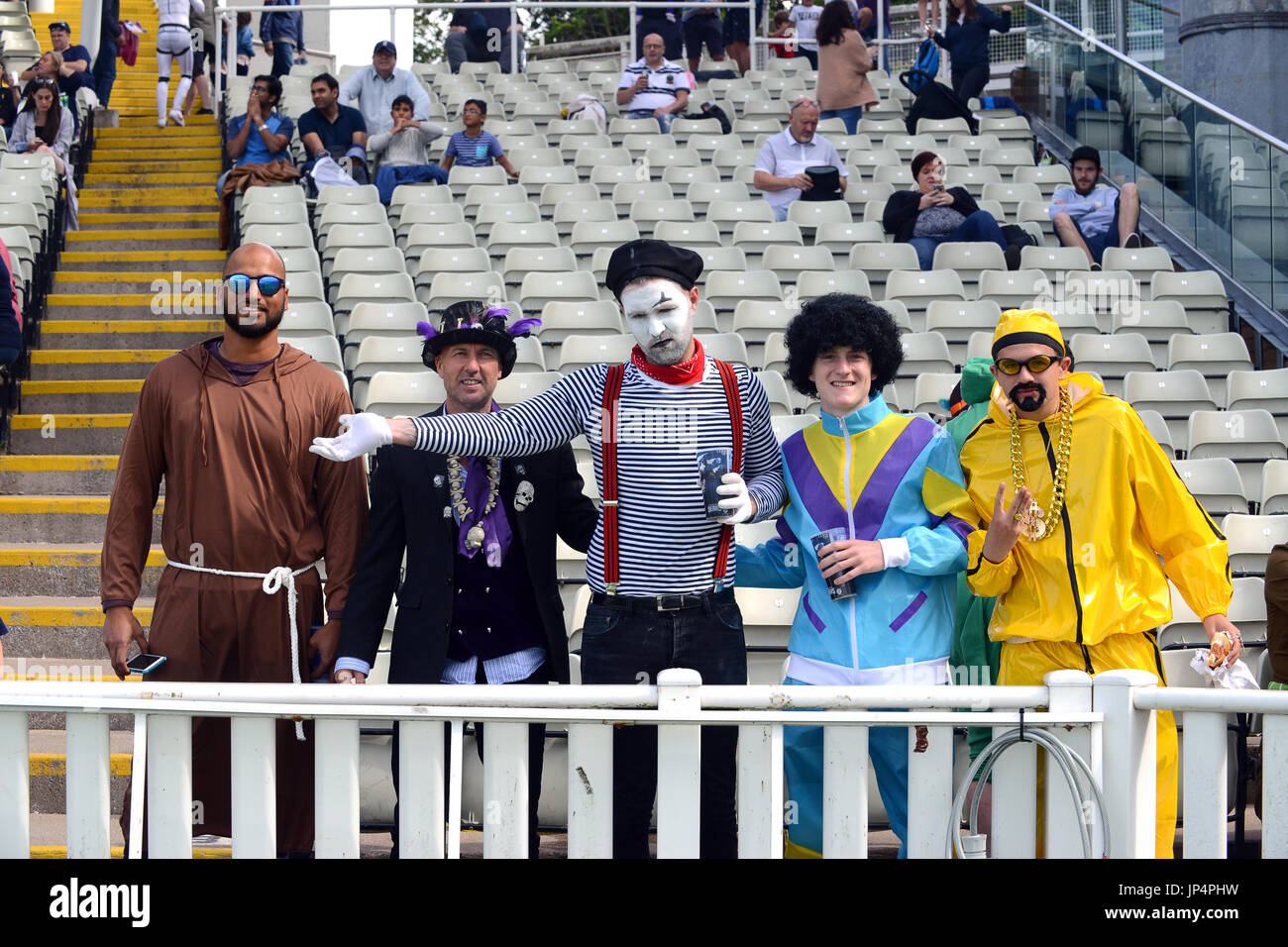 Cricket-fans Fans verkleidet in Edgbaston Warwickshire Stockfoto